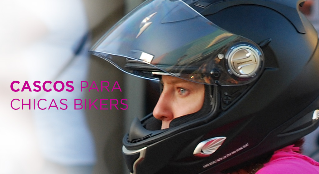 Chicas con sales casco de moto