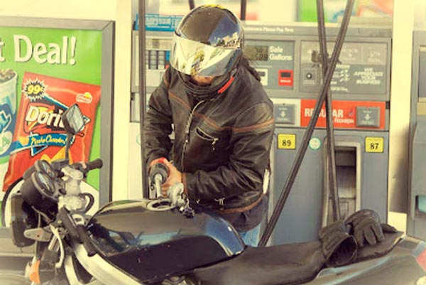 menos-combustible-en-moto