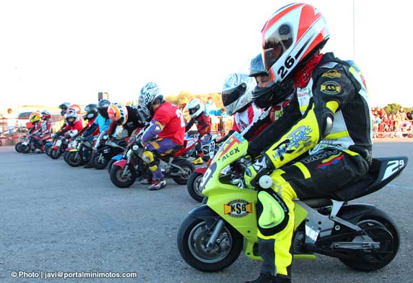 Curso en su minimoto y el desenlace es inesperado,