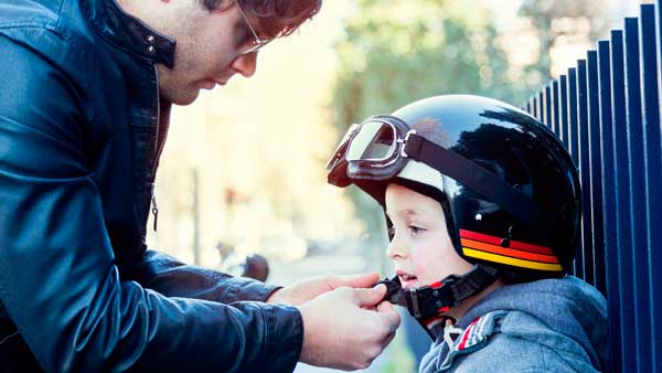 Llevar niños en moto