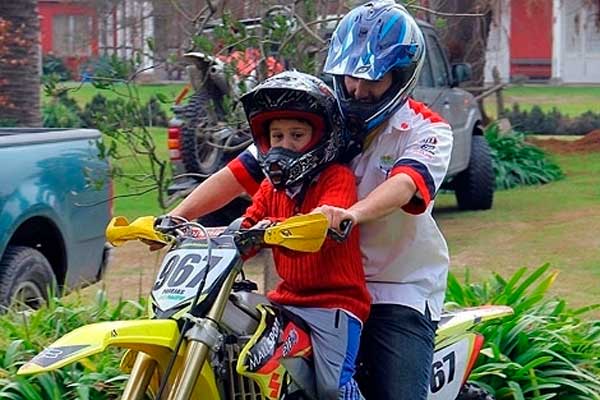 Llevar niños en moto