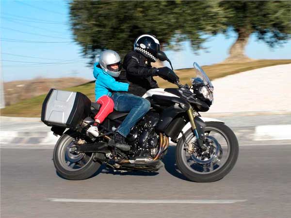 Llevar niños en moto