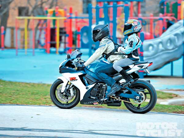 Llevar niños en moto