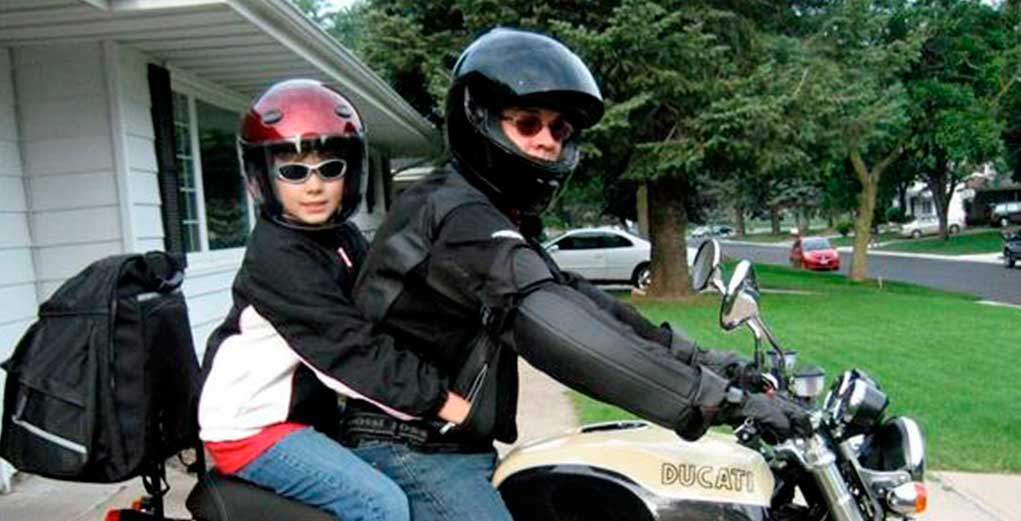 Llevar niños en moto