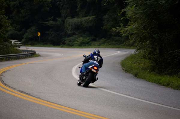 Tomar una curva en moto