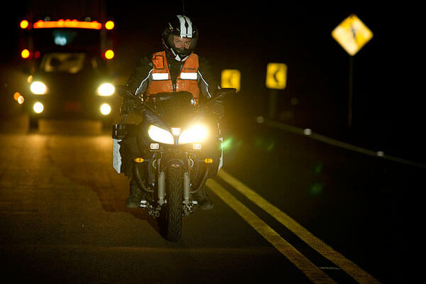 Rodada de noche en moto