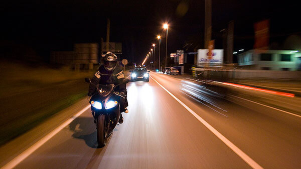 Rodada de noche en moto