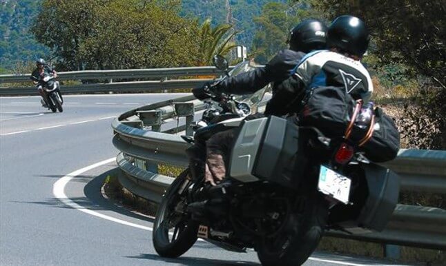 Motociclista olvida a su esposa