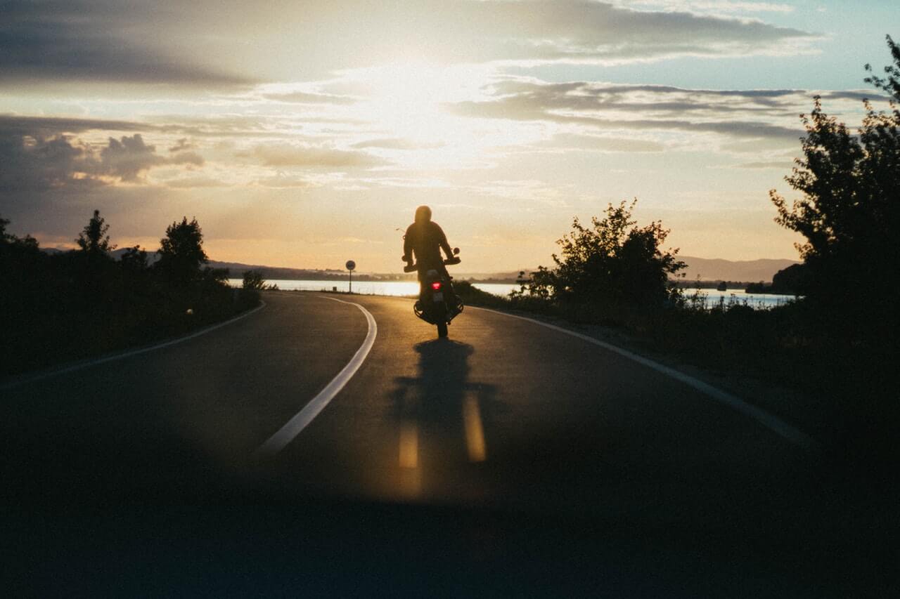 https://www.pasionbiker.com/wp-content/uploads/2020/02/person-riding-motorcycle-during-golden-hour-1416169.jpg