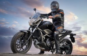 La indumentaria de los motociclistas es clave para mantener su seguridad La indumentaria de los motociclistas es clave