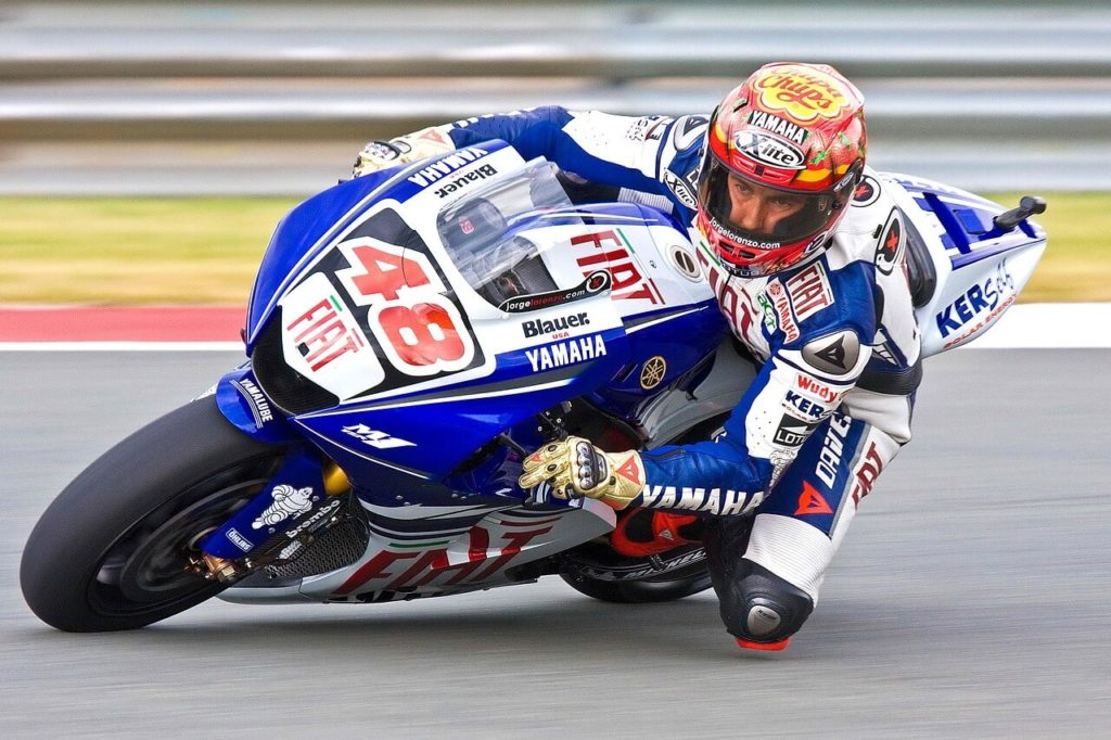 El fútbol y su relación con las motos. Pilotos que han lucido los colores de un determinado club, y futbolistas que se han dejado ver sobre dos ruedas.